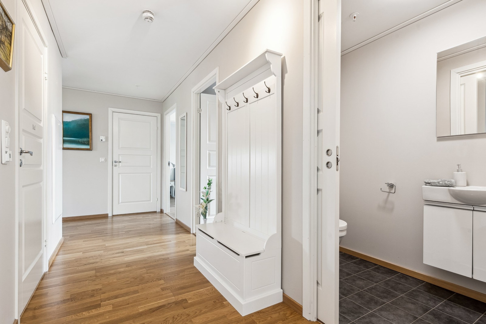 Entréen har plass til yttertøy og sko. Galleribilde
