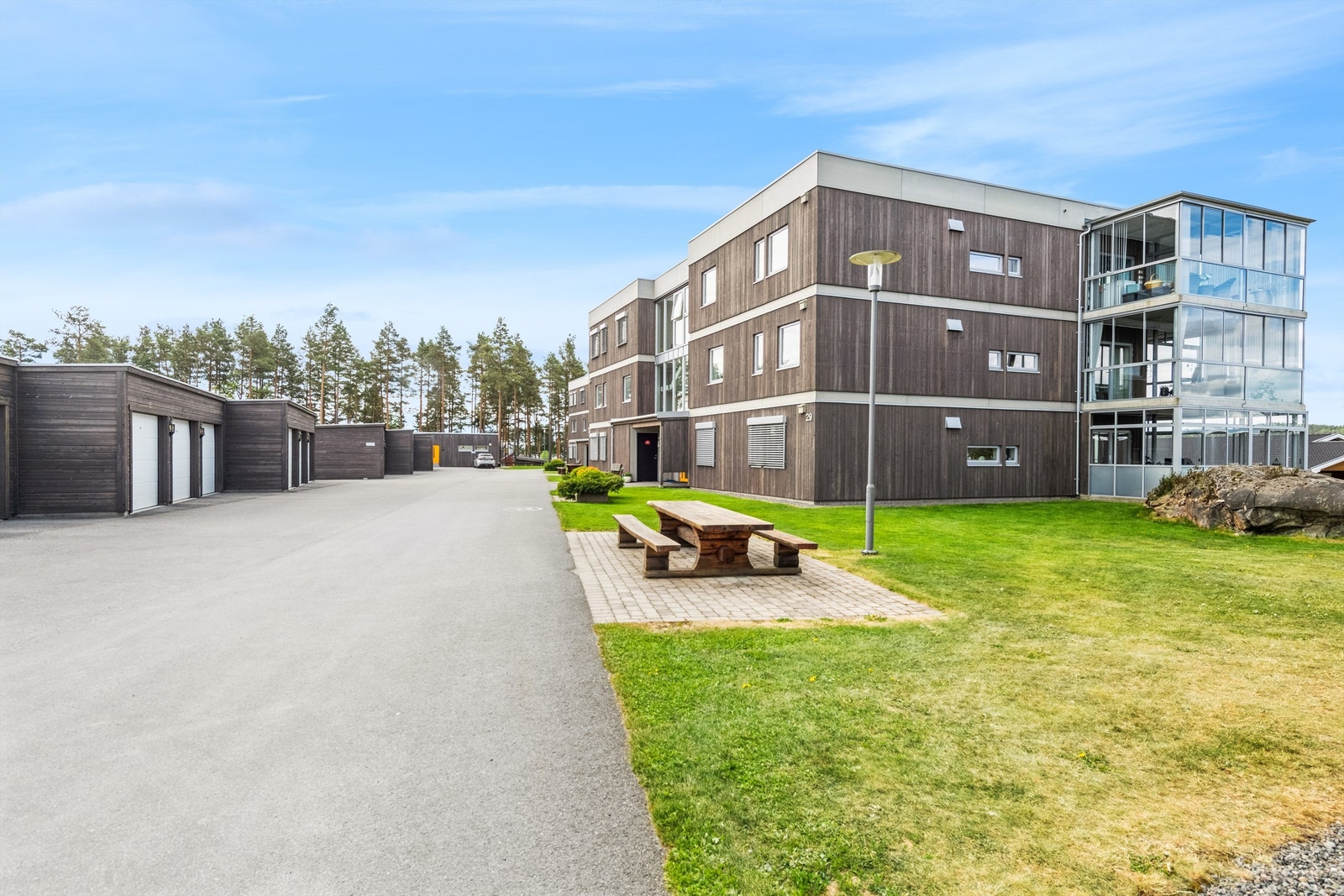 Velstelt uteområde og lett adkomst til både garasje og inngangsparti. Galleribilde