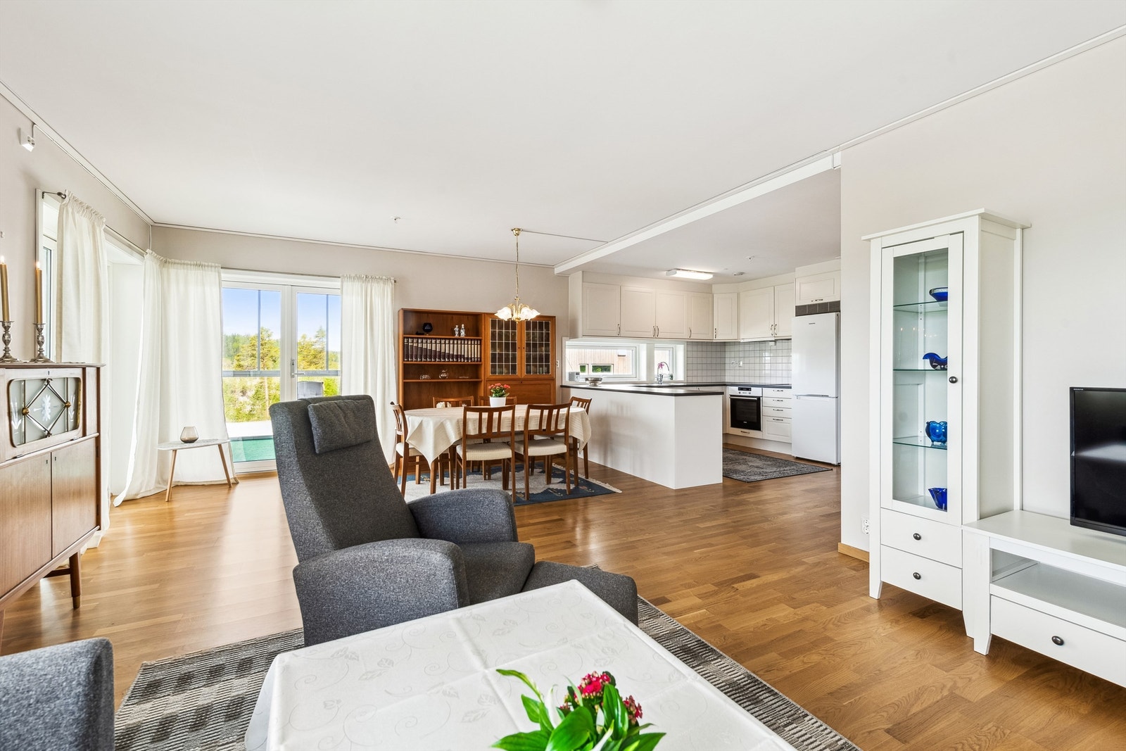 Fra stuen er det utgang til en innglasset balkong som skaper en naturlig forlengelse av oppholdsrommet. Galleribilde