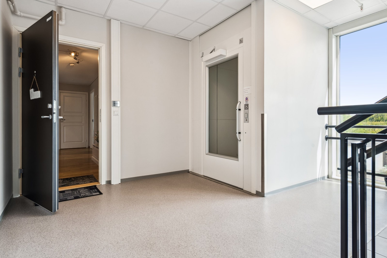 Trinnfri adkomst med heis gir enkel askomst til leiligheten. Galleribilde