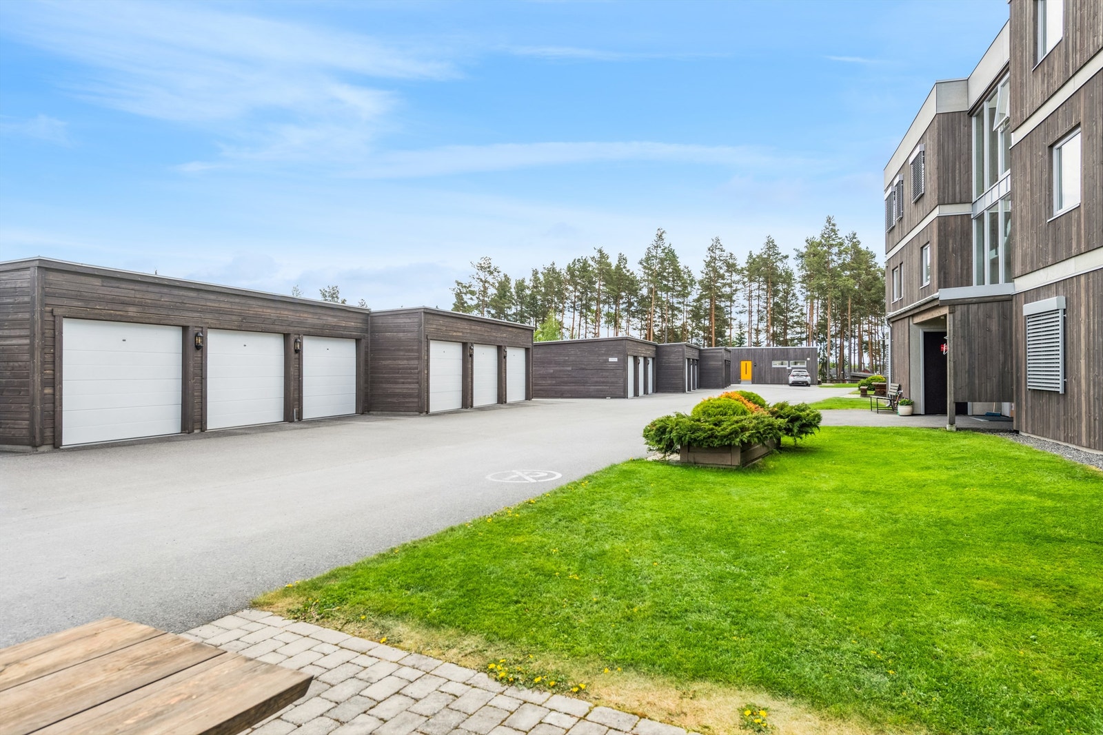 Garasjeanlegget har elektrisk portåpner, strøm og mulighet for å etablere elbillading. Galleribilde