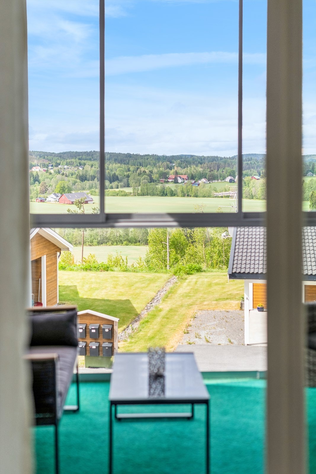 Balkongen er utstyrt med glassrekkverk, stikkontakter og utelys Galleribilde