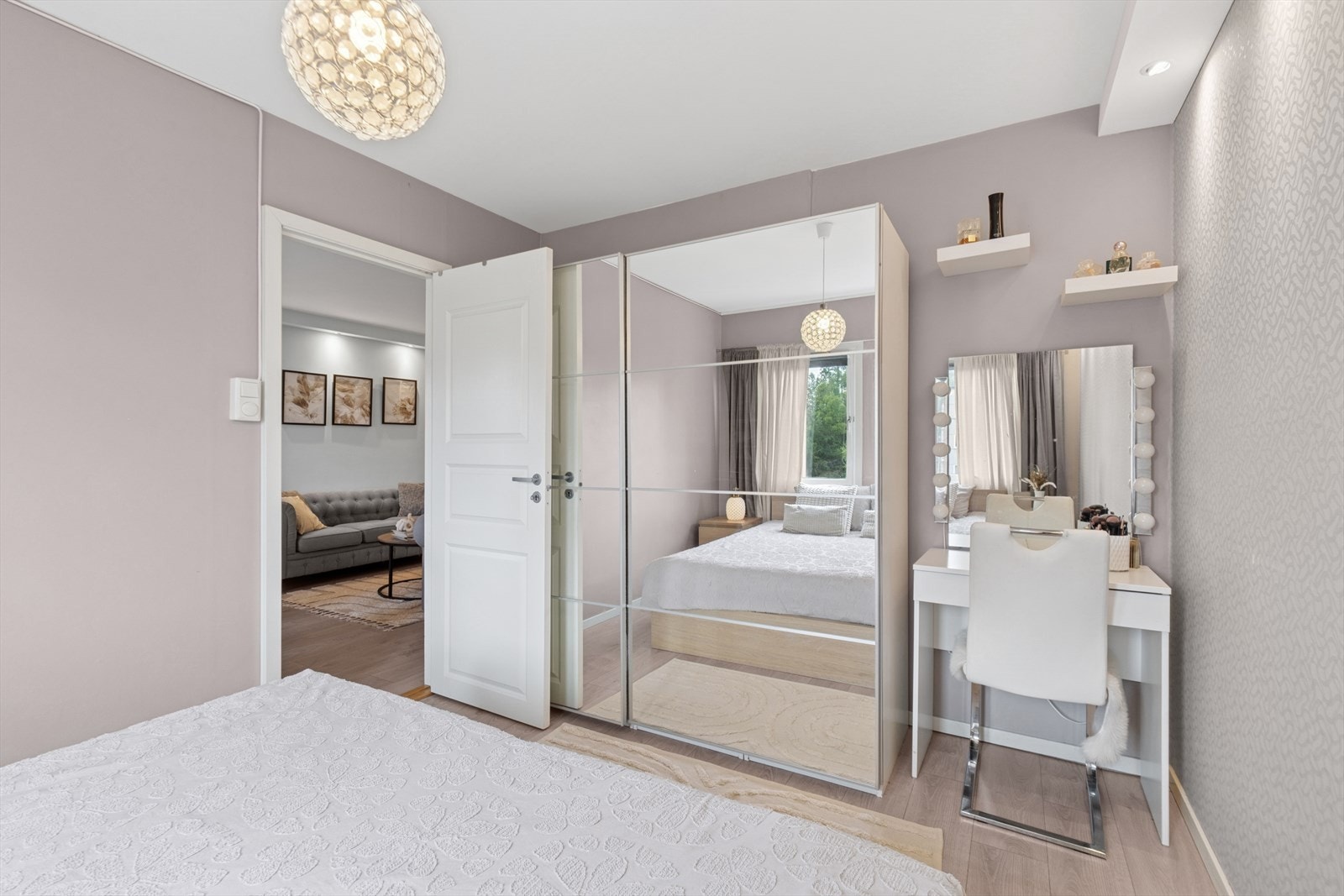 Speil skyvedører på begge skapene. Det er lyskasser med innfelt downlights i rommene. Galleribilde
