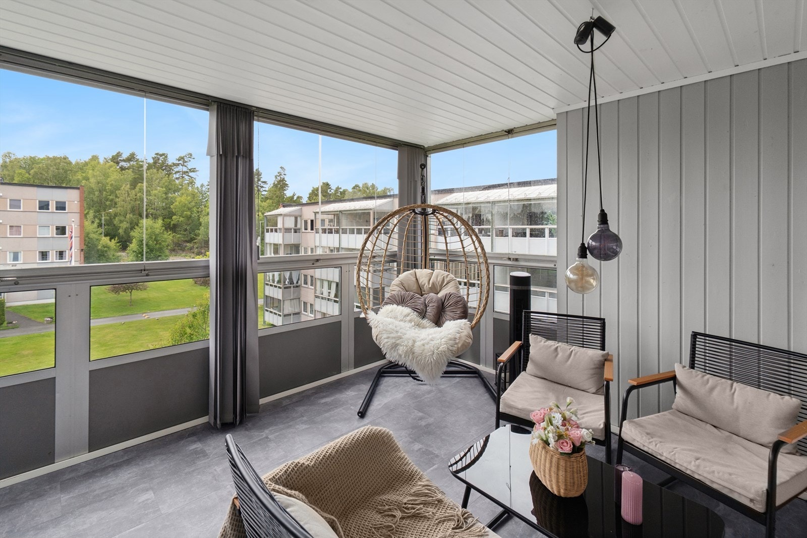 Fra stuen er det utgang til stor, vestvendt innglasset balkong med flott utsikt! Galleribilde