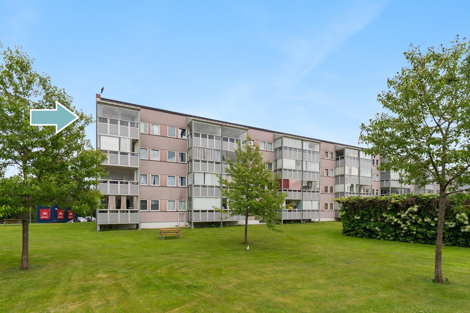 Tomten er felleseid av borettslaget. Pent opparbeidede fellesarealer med plen, trær, bed, prydbusker og lekeområder. Galleribilde