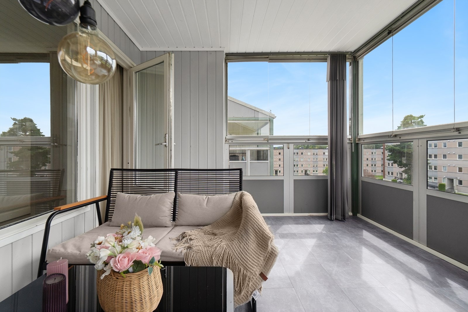 Regulerbare dører som lett kan skyves til side. Her har man en ekstra stue som kan benyttes tidlig vår til sen høst - En forlengelse av stuen - Her nytes herlige dager! Galleribilde