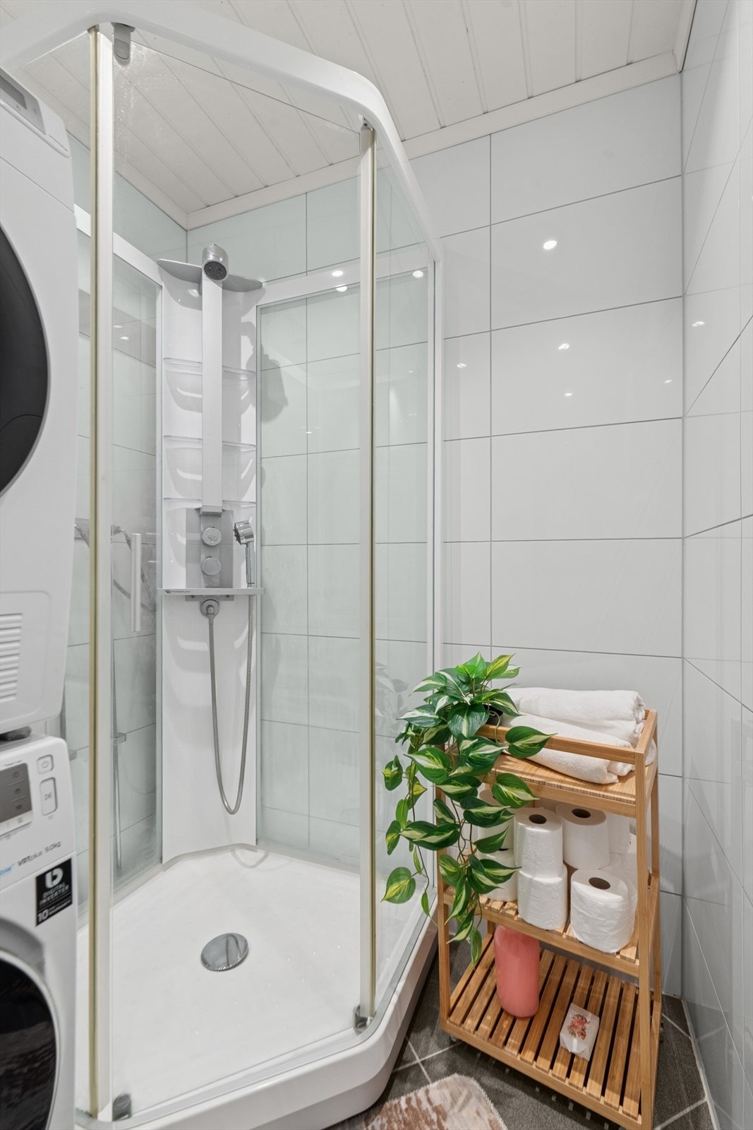Tak med innfelte downlights og dimmer. Mekanisk avtrekk. Galleribilde
