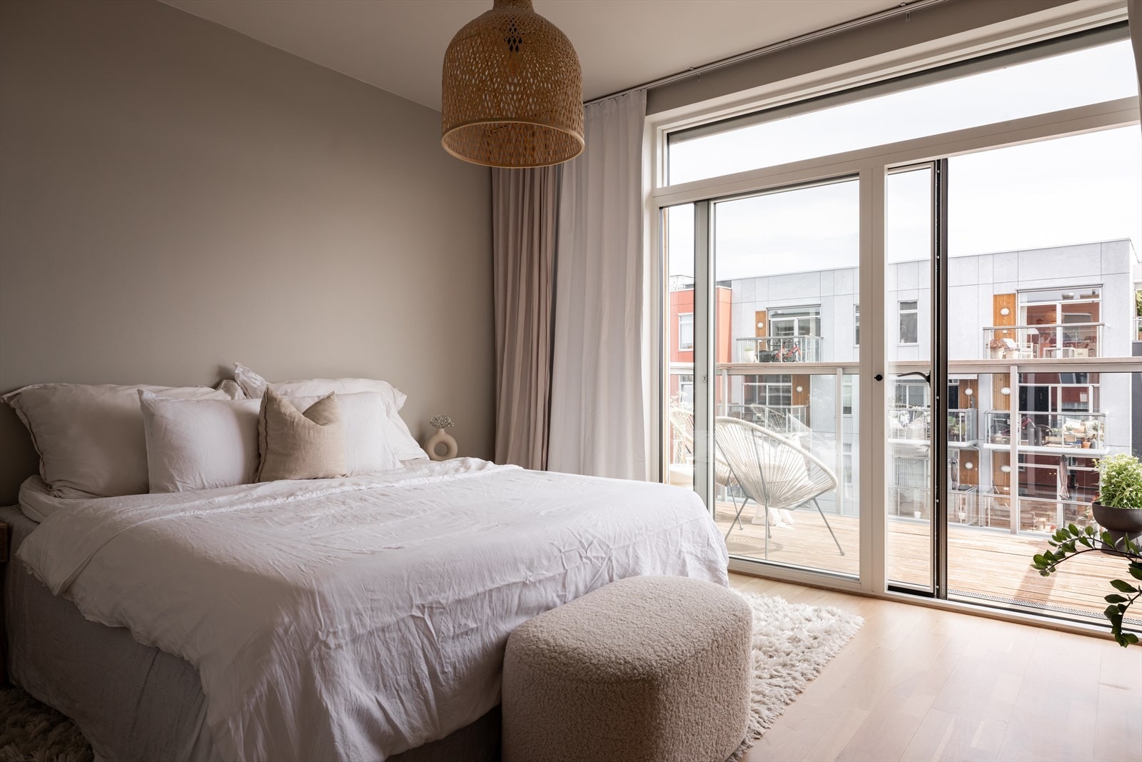 Hovedsoverom med egen balkong for litt ekstra luksus i hverdagen. Galleribilde