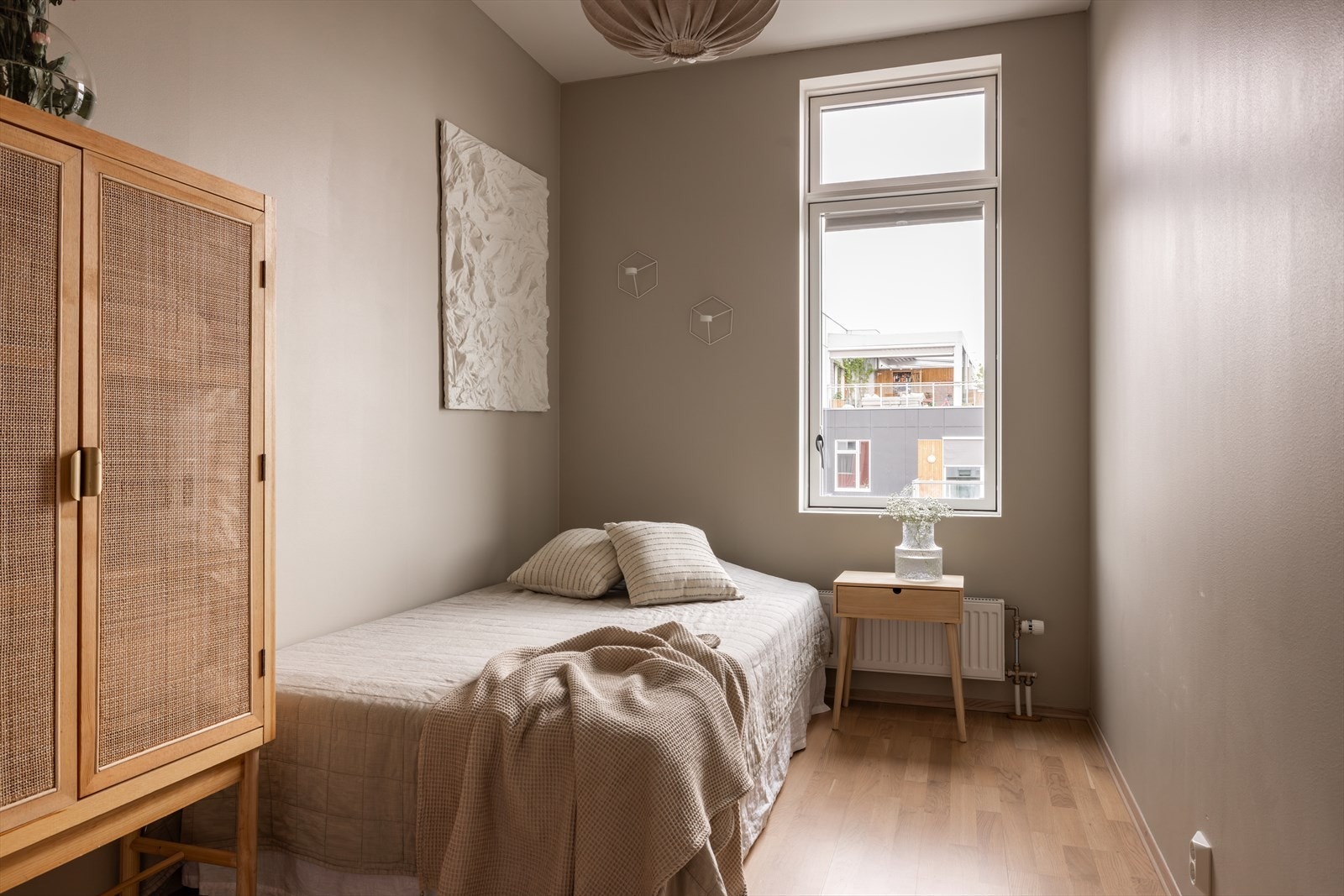 Soverommene har god takhøyde og oppleves luftig og romslig. Galleribilde