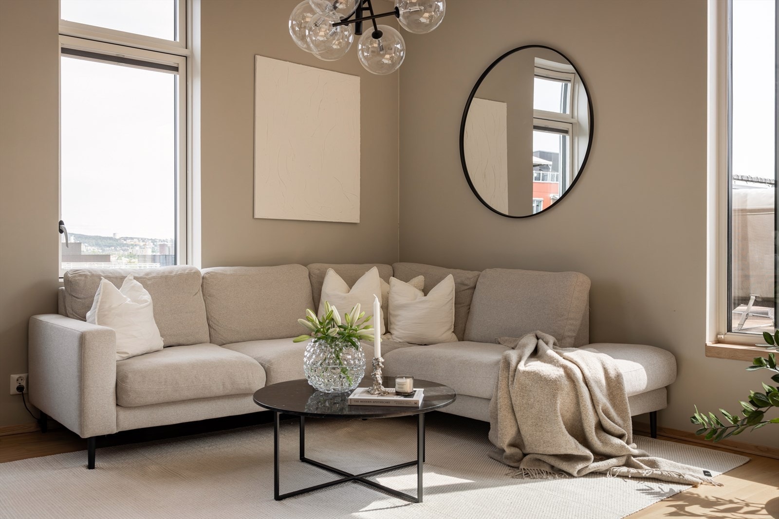 Gjennomtenkt farge- og materialvalg er gjennomgående for leiligheten. Galleribilde