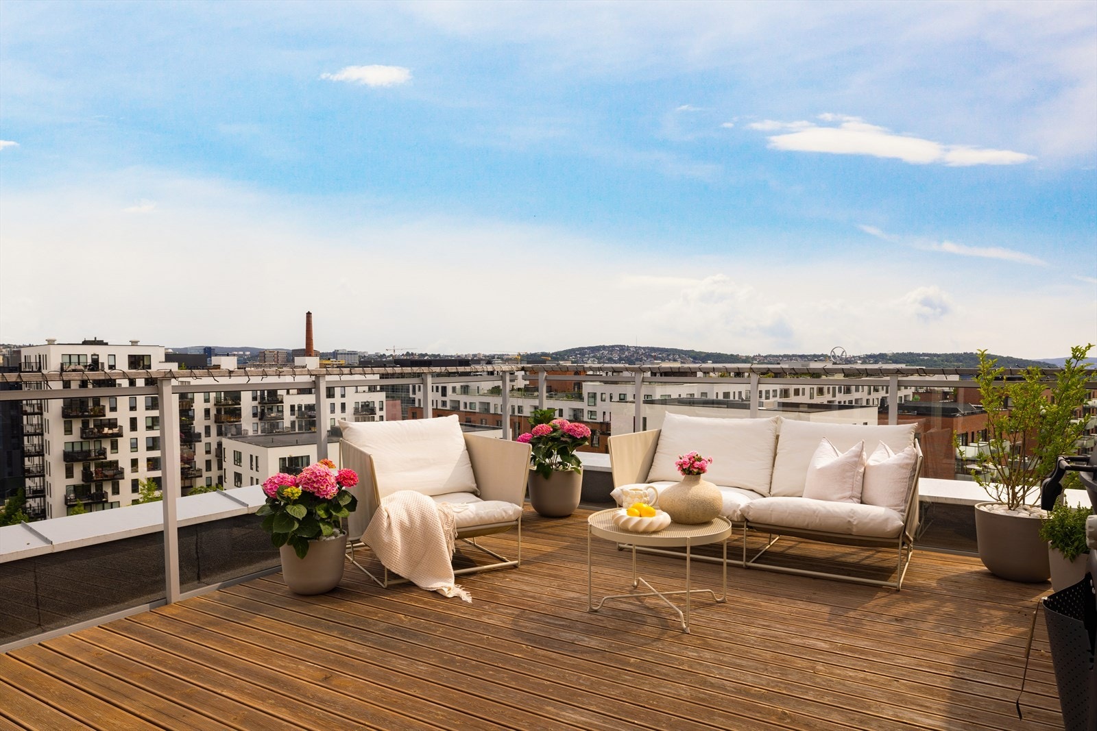 Her kan du nyte fantastiske sol- og utsiktsforhold i fred og ro store deler av dagen. Galleribilde