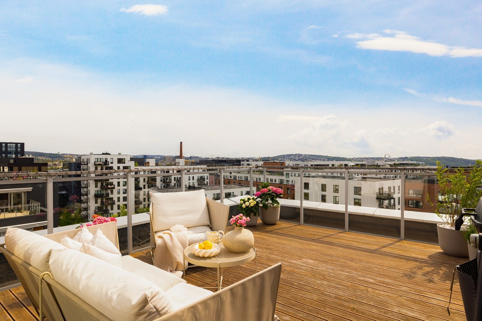 Takterrassen er på hele 22 kvm og gir svært gode muligheter til å møblere etter ønske og behov. Galleribilde