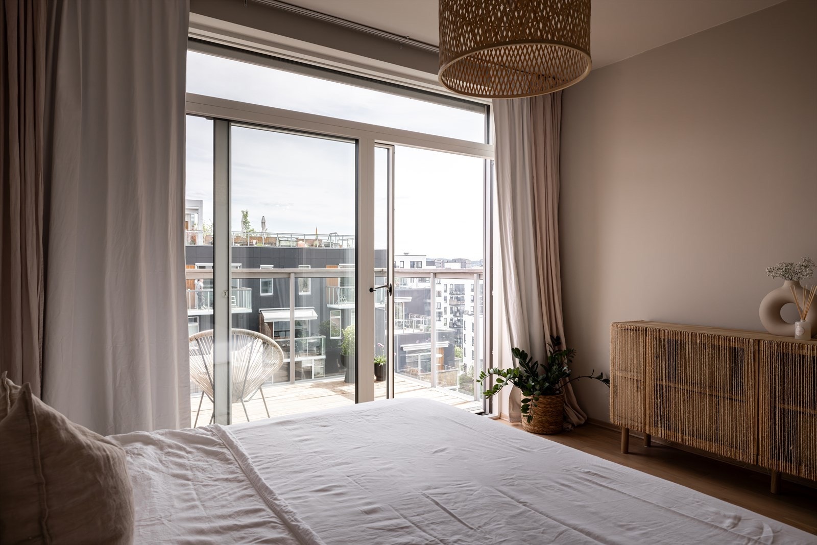 Delikat og romslig hovedsoverom. Galleribilde