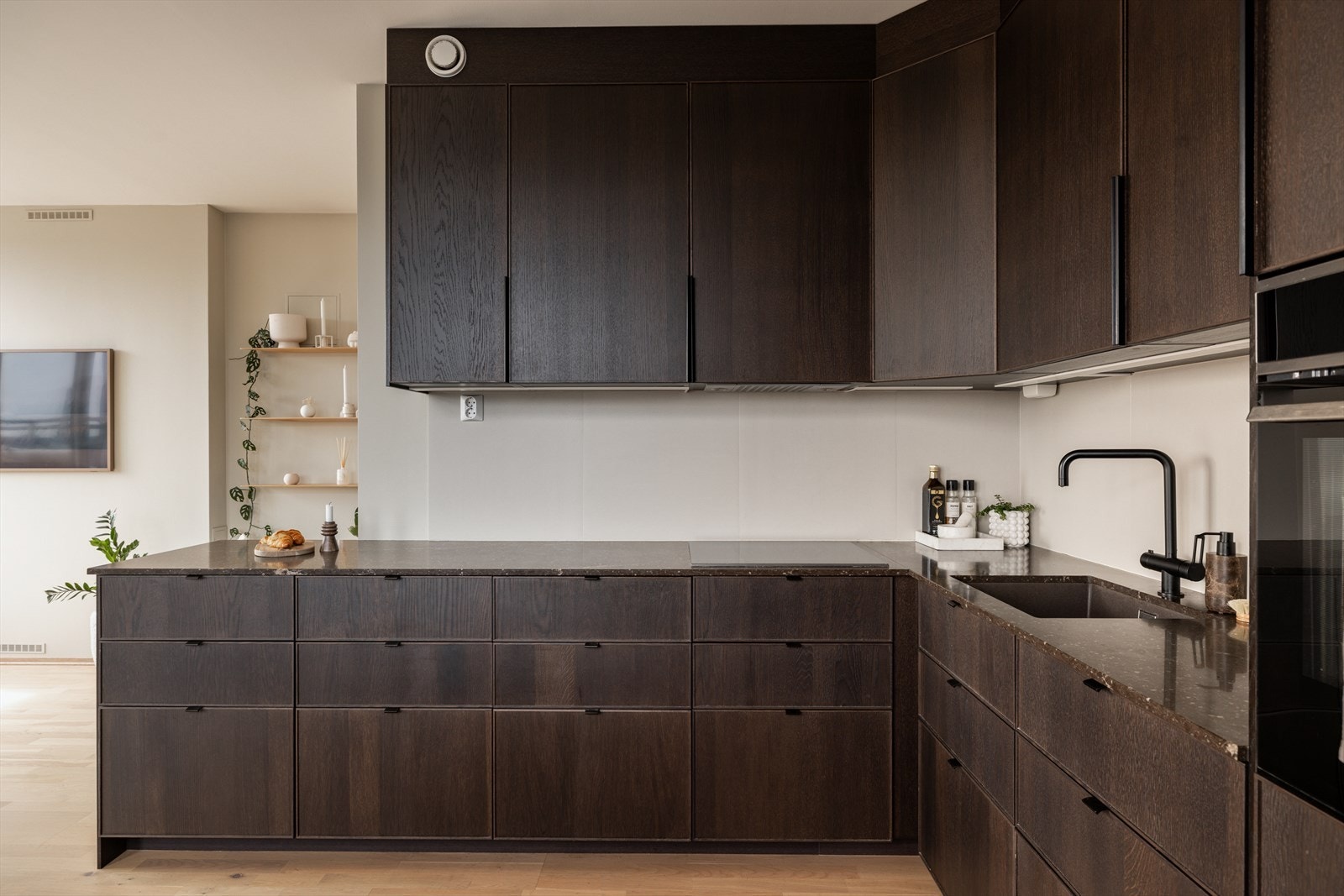 Integrerte hvitevarer og godt med skap- og benkeplass. Galleribilde