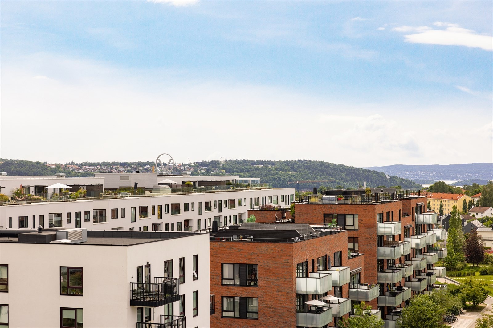 Her får du grønne parker, gode spisesteder og et bredt servicetilbud - alt innen rekkevidde. Velkommen til et nabolag du virkelig vil trives i! Galleribilde