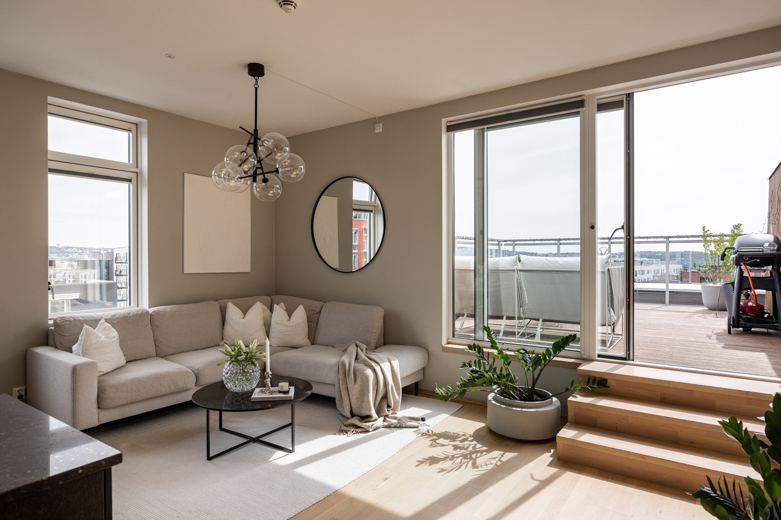 Dette er en rålekker toppleilighet med privat takterrasse, panoramautsikt og en gjennomtenkt planløsning med lekre detaljer! Galleribilde