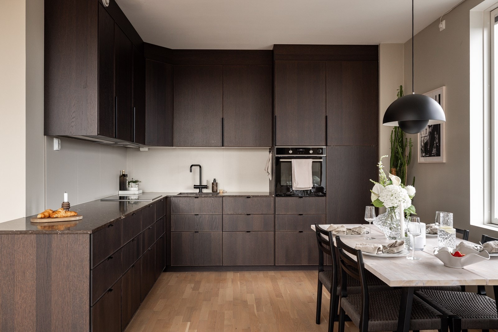 Lekkert kjøkken med glatte fronter med omramming. Galleribilde