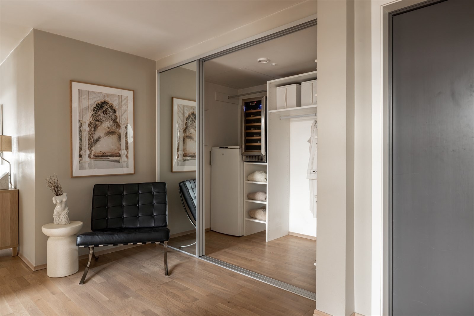 Innvendig bod på ca. 3,5 kvm bak stort skyvedør-speil. Galleribilde