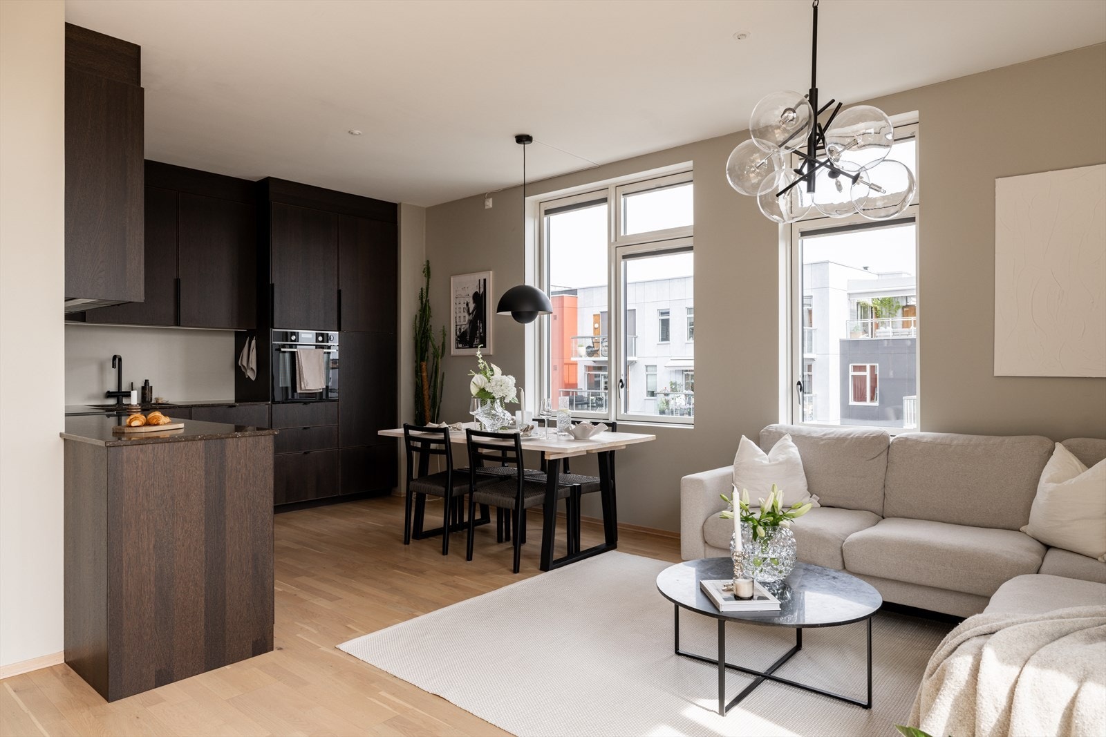 Kjøkken og stue i åpen løsning gir en sosial og god atmosfære. Galleribilde