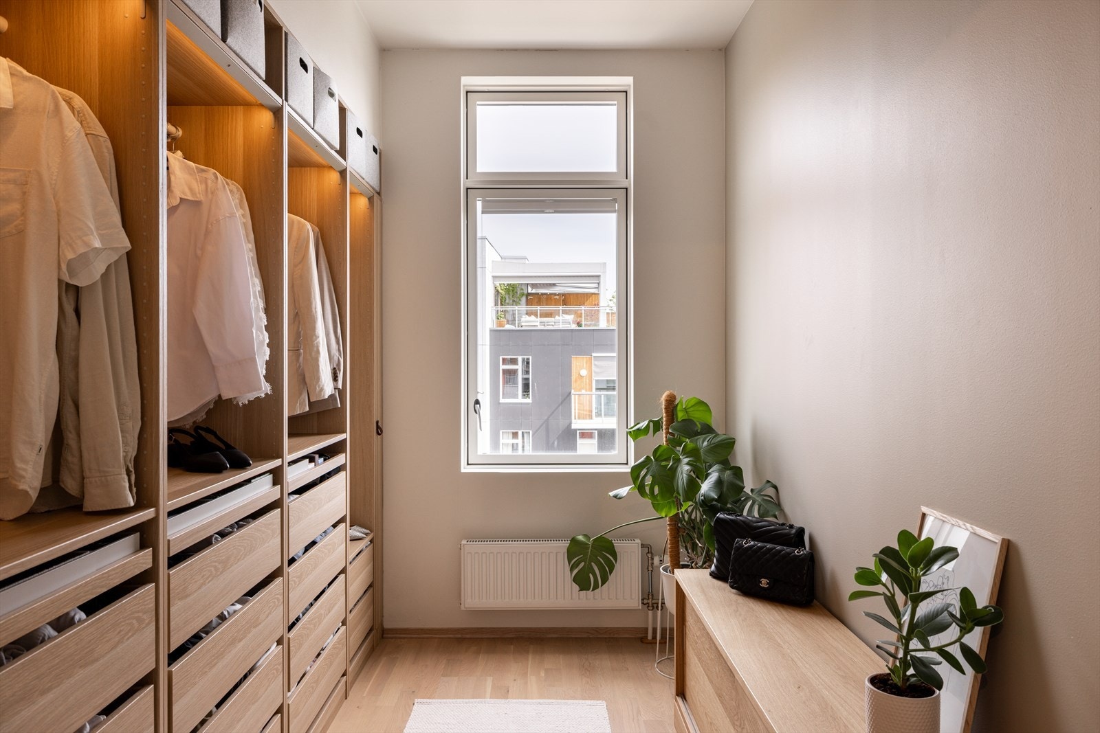 Det ene soverommet brukes som garderobeløsning. Galleribilde