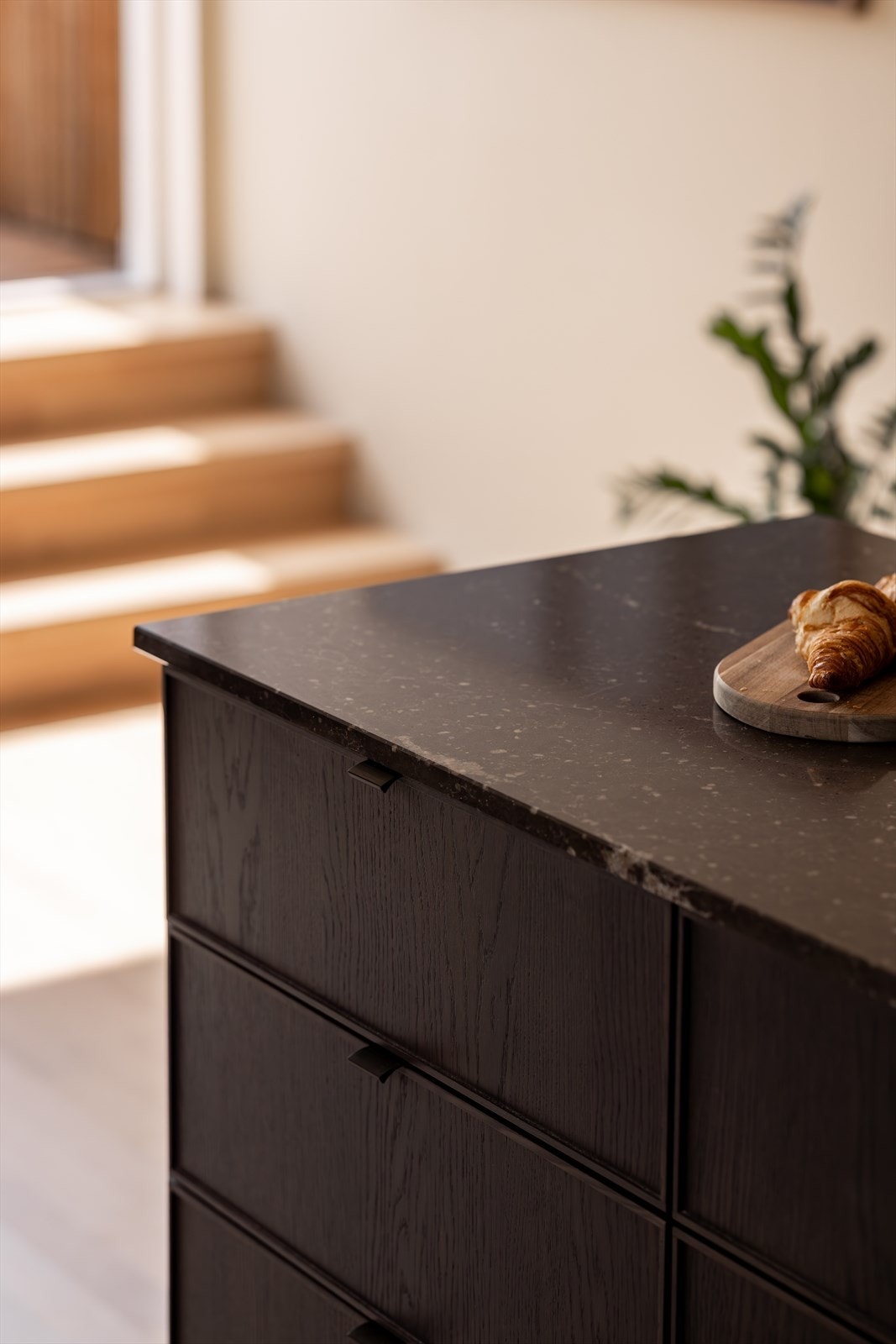 Benkeplaten er av slitesterk stein. Galleribilde