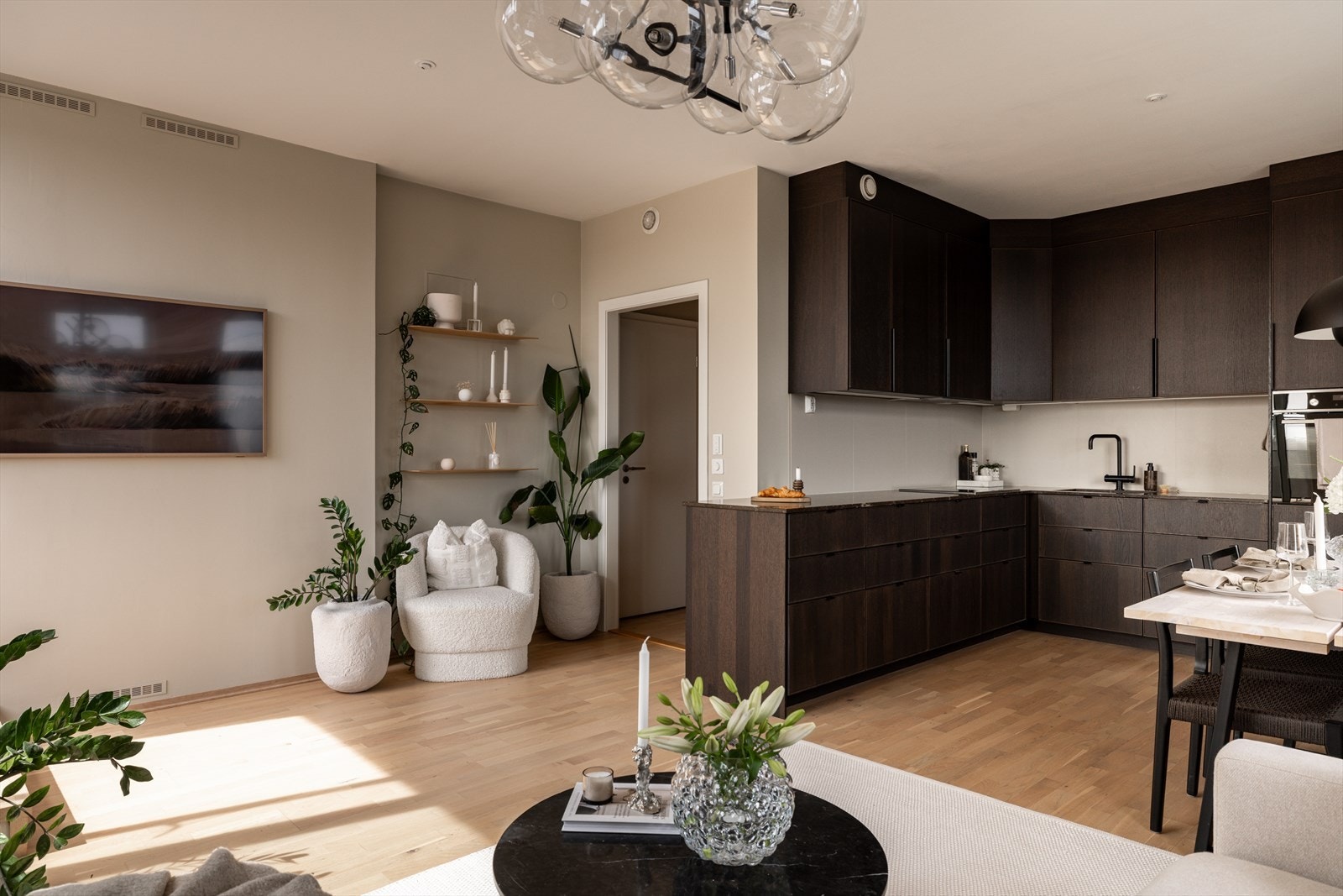 Leiligheten har balansert ventilasjon og fjernvarme som sørger for jevn og energibesparende oppvarming. Galleribilde