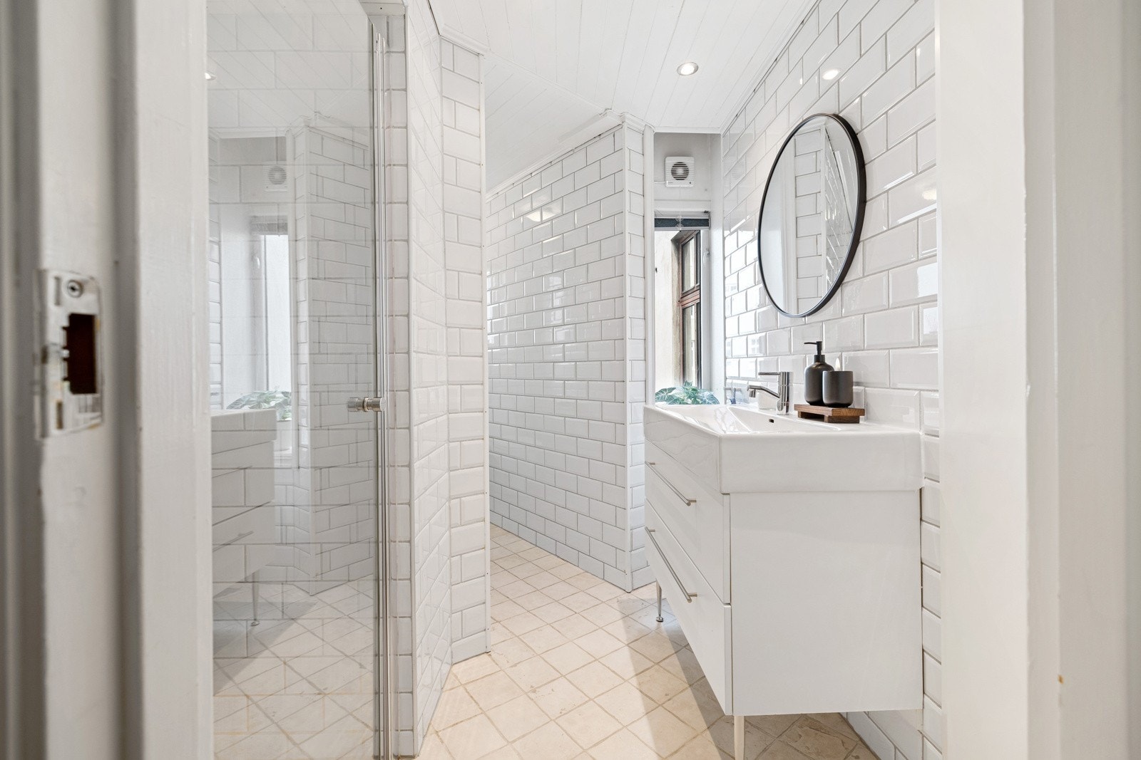 Badet er helfliset og har toalett, romslig dusjnisje og baderomsinnredning. Galleribilde