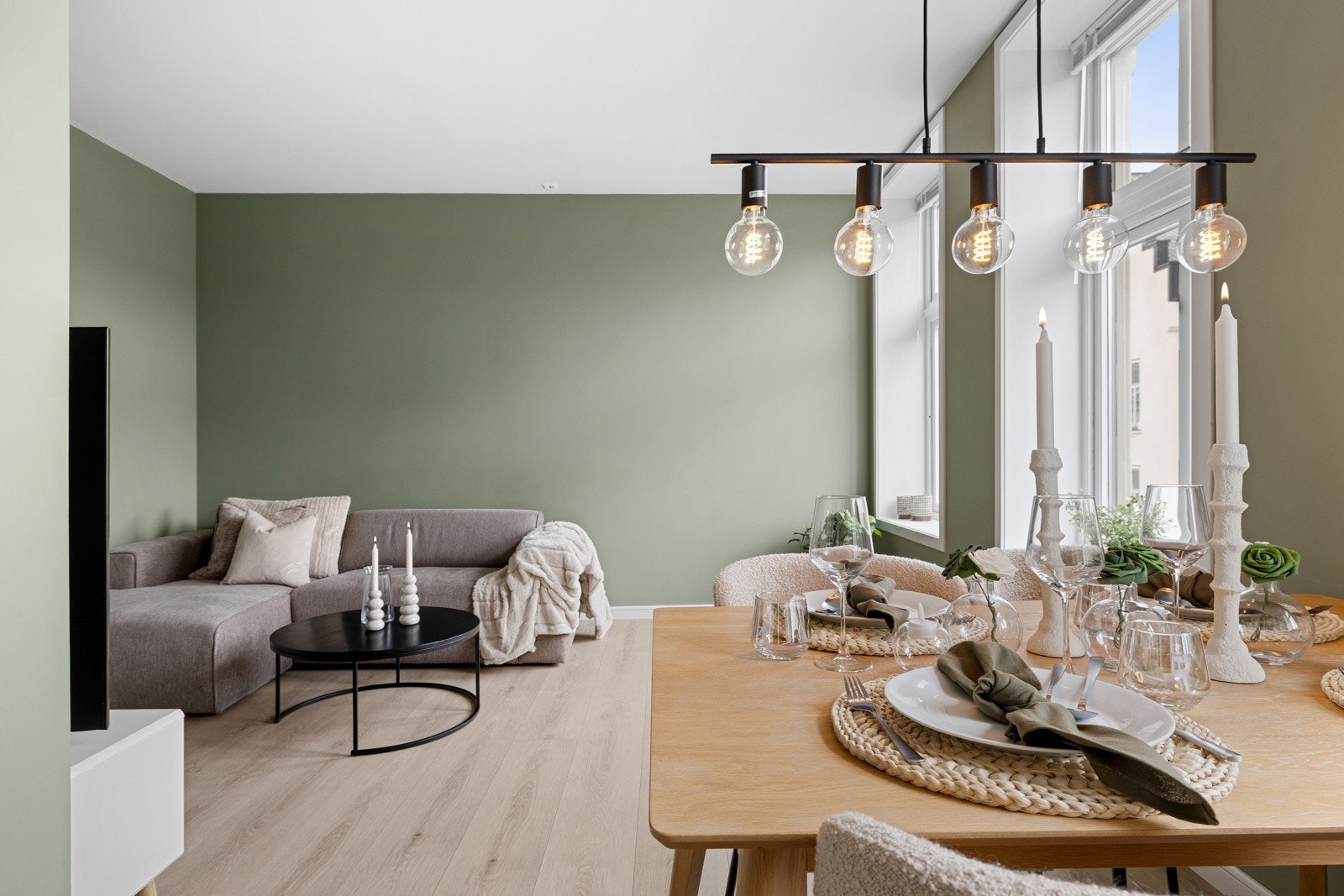 Store vindusflater som gir mye naturlig lysinnslipp. Galleribilde