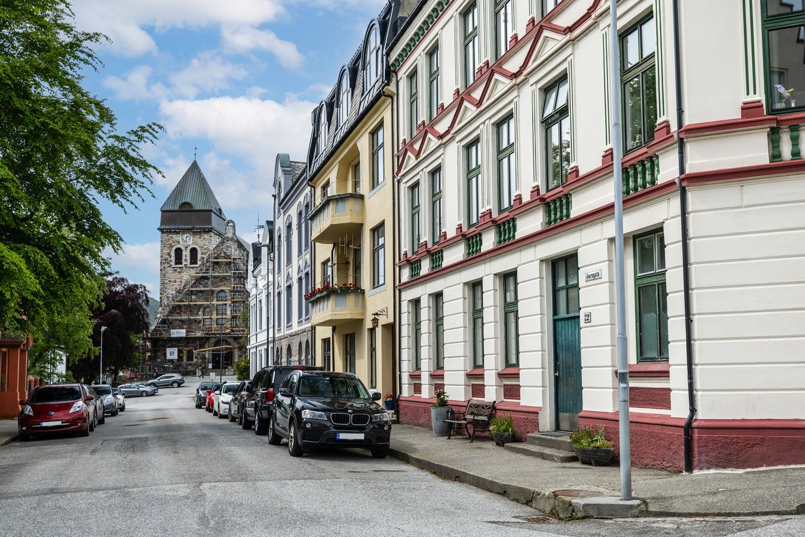 Du kommer inn i bygget fra Øwregata hvor du kan parkere bilen utenfor (soneparkering). Galleribilde