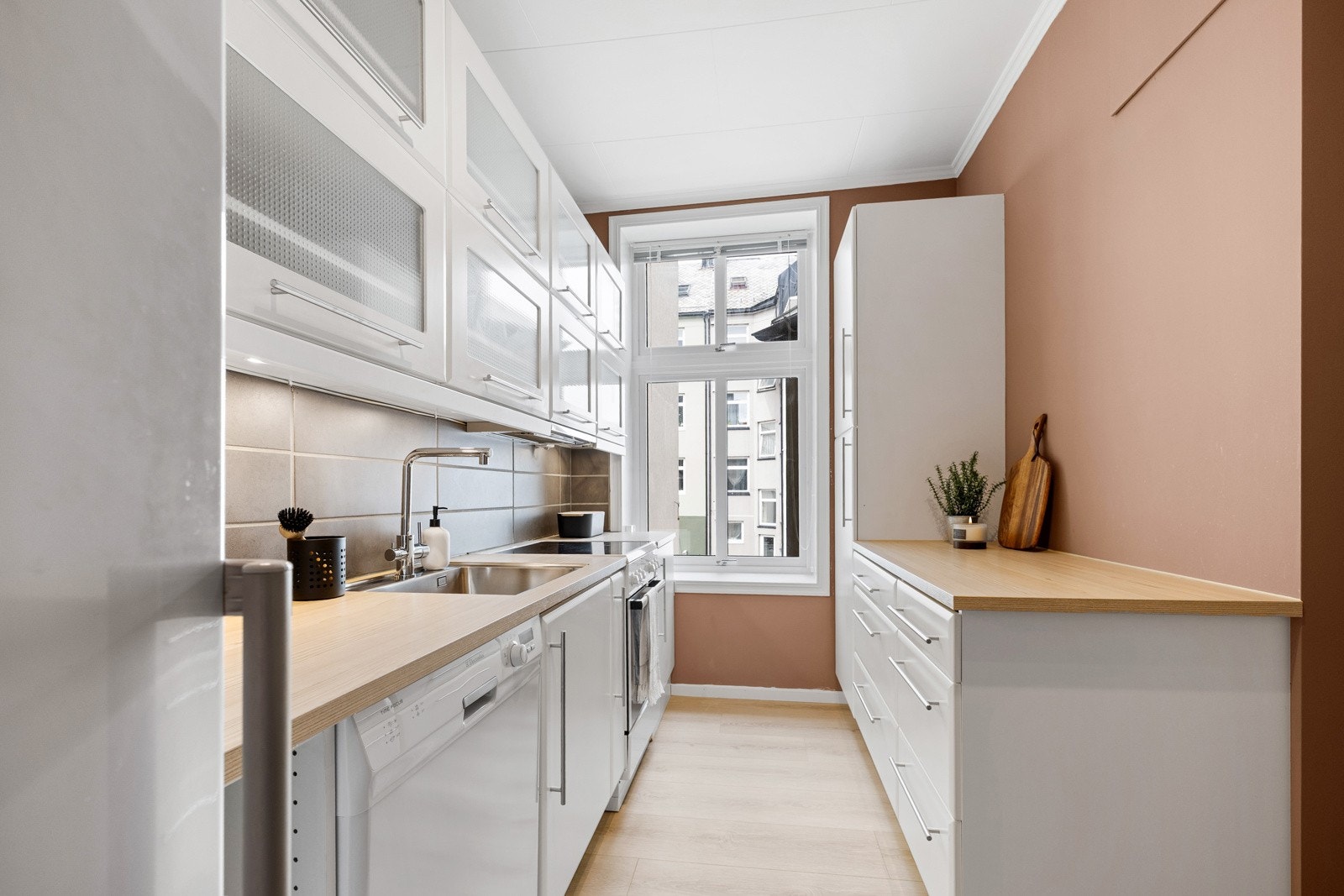 Her det nisje for komfyr og oppvaskmaskin, samt god plass til kjøl- og fryseskap. Galleribilde
