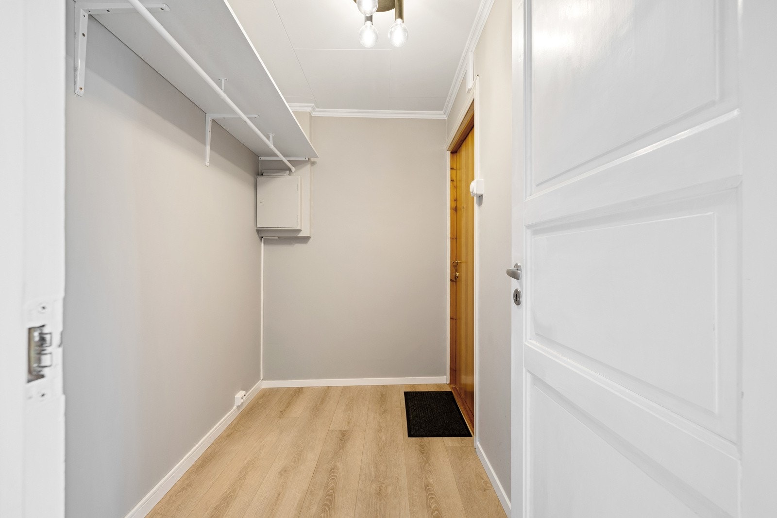 Førsteinntrykket er lyst, luftig og moderne - noe som går igjen i hele leiligheten. Galleribilde