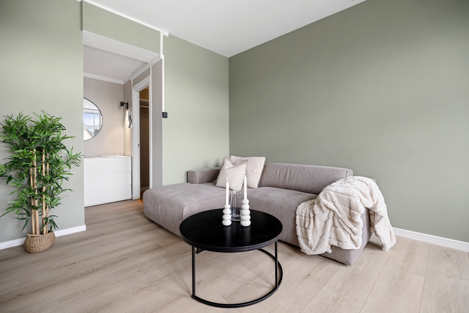 Stuen er lett å innrede akkurat slik du vil ha det med ønsket sofa, sofabord og annet passende møblement. Galleribilde