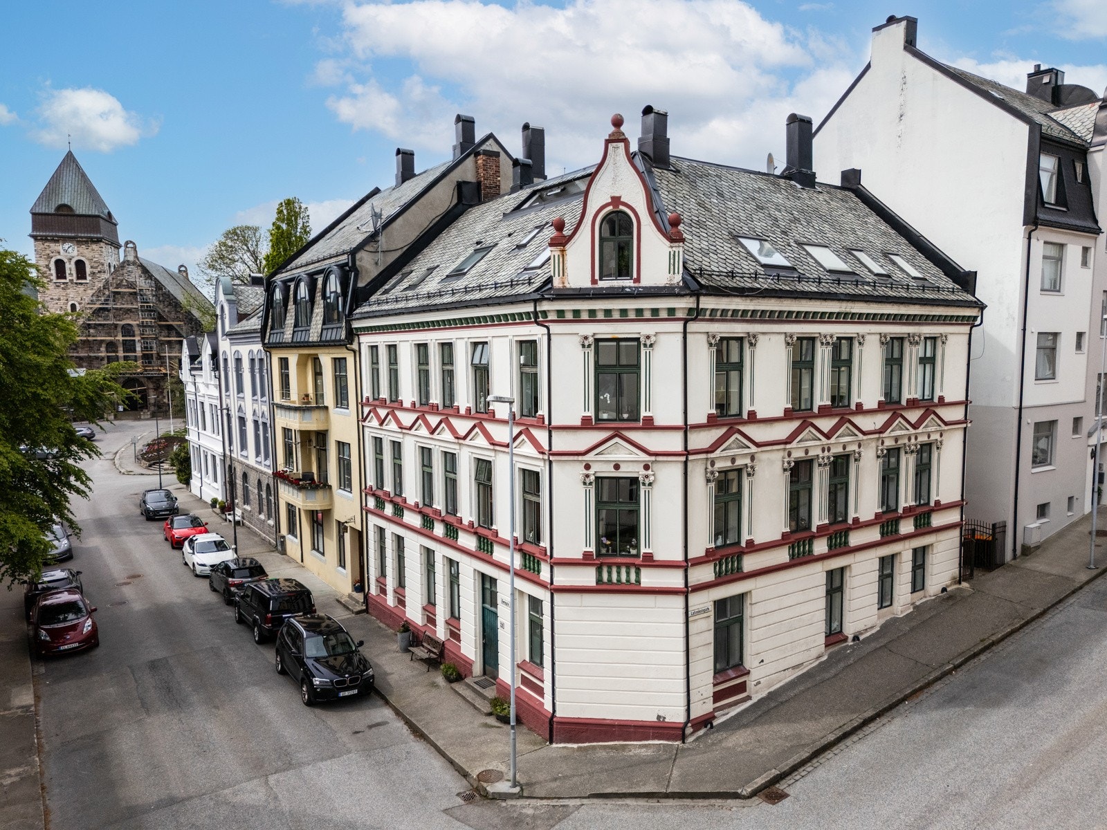 Leiligheten ligger i 3. etasje i den flotte hjørnebygården. Galleribilde