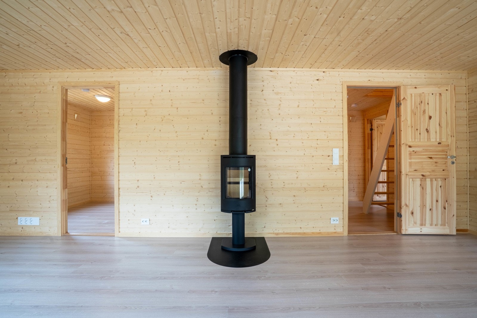 Stuen varmes opp med en moderne vedovn Galleribilde