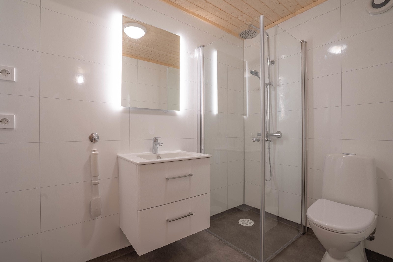 Bad med dusjhjørne, vask med skuffer, speil med lyslist og wc Galleribilde