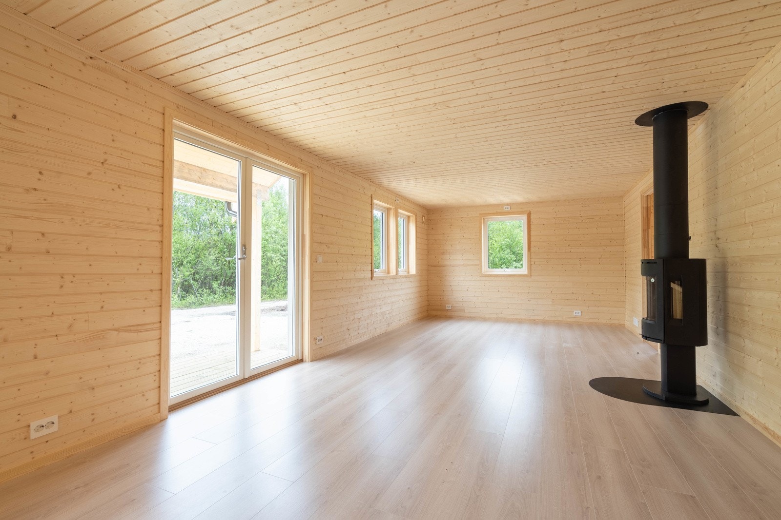 Stue med vedovn og utgang mot platt Galleribilde