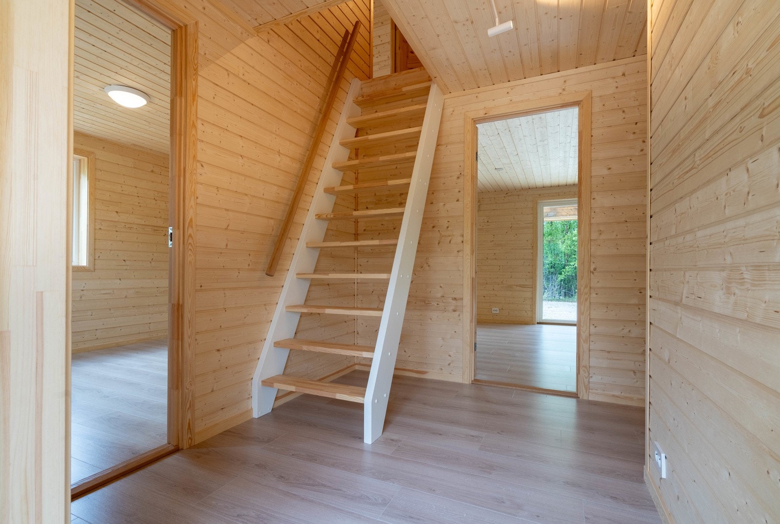 Trapp opp til hems Galleribilde