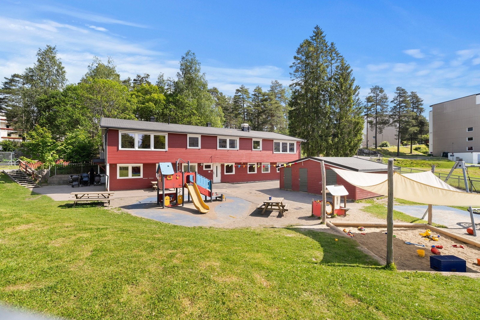 Fra leiligheten er det ca. 6 minutters gange til Vestli barneskole. For elever i ungdomstrinnene er det ca. 15 min til Tokerud ungdomsskole. Det finnes flere videregående skoler i nærliggende områder, samt et godt utvalg av barnehager Galleribilde