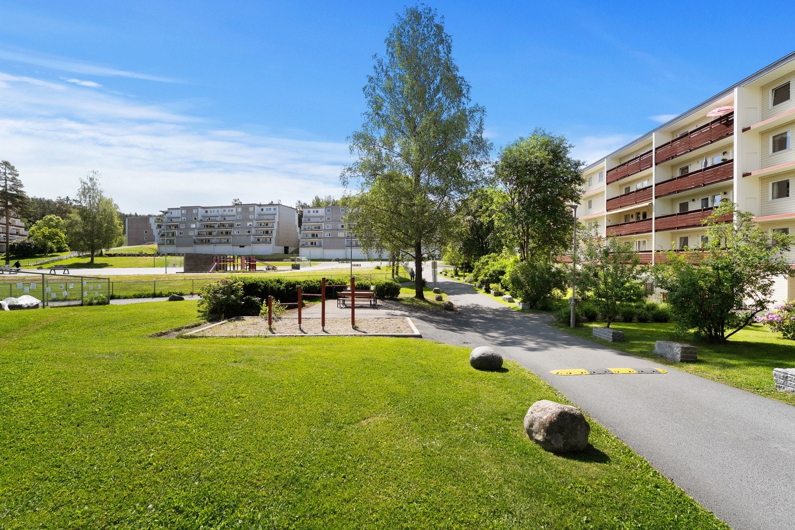 Nærmeste holdeplass er Tokerudbekken, som ligger ca. 5 min unna. Det tar like lang tid å gå til Vestli T-banestasjon Galleribilde