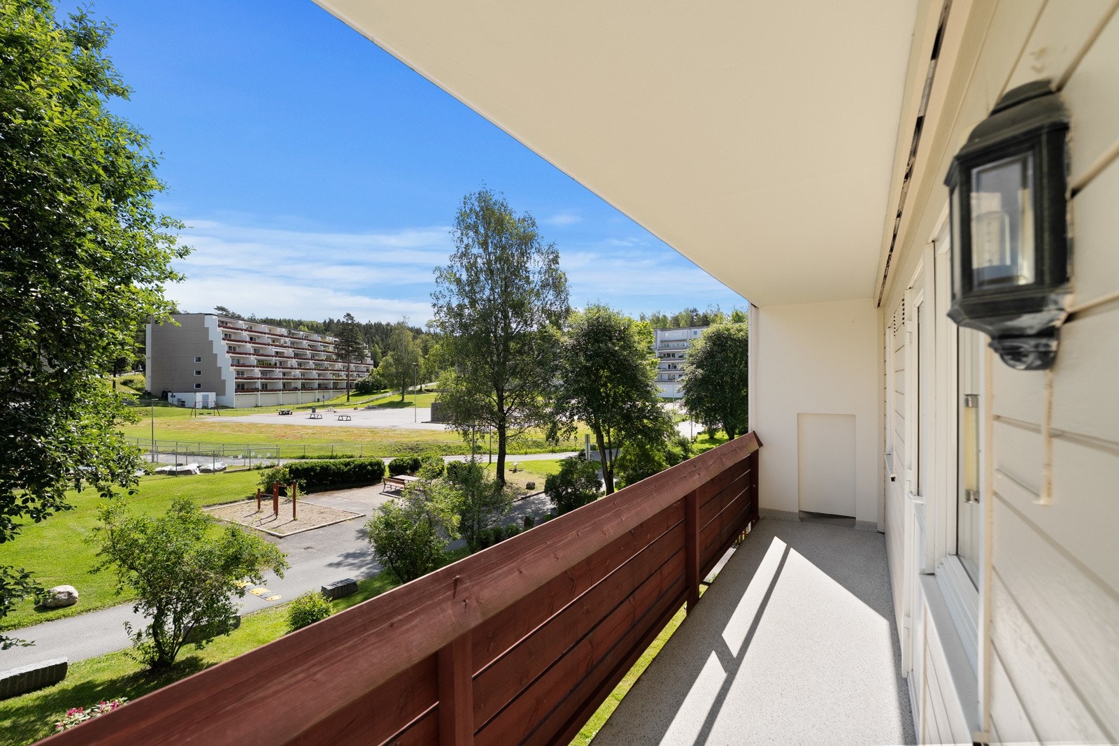 Utenfor kjøkkenet ligger det en balkong med belysningsom har belysning og et areal på ca. 9 kvm Galleribilde
