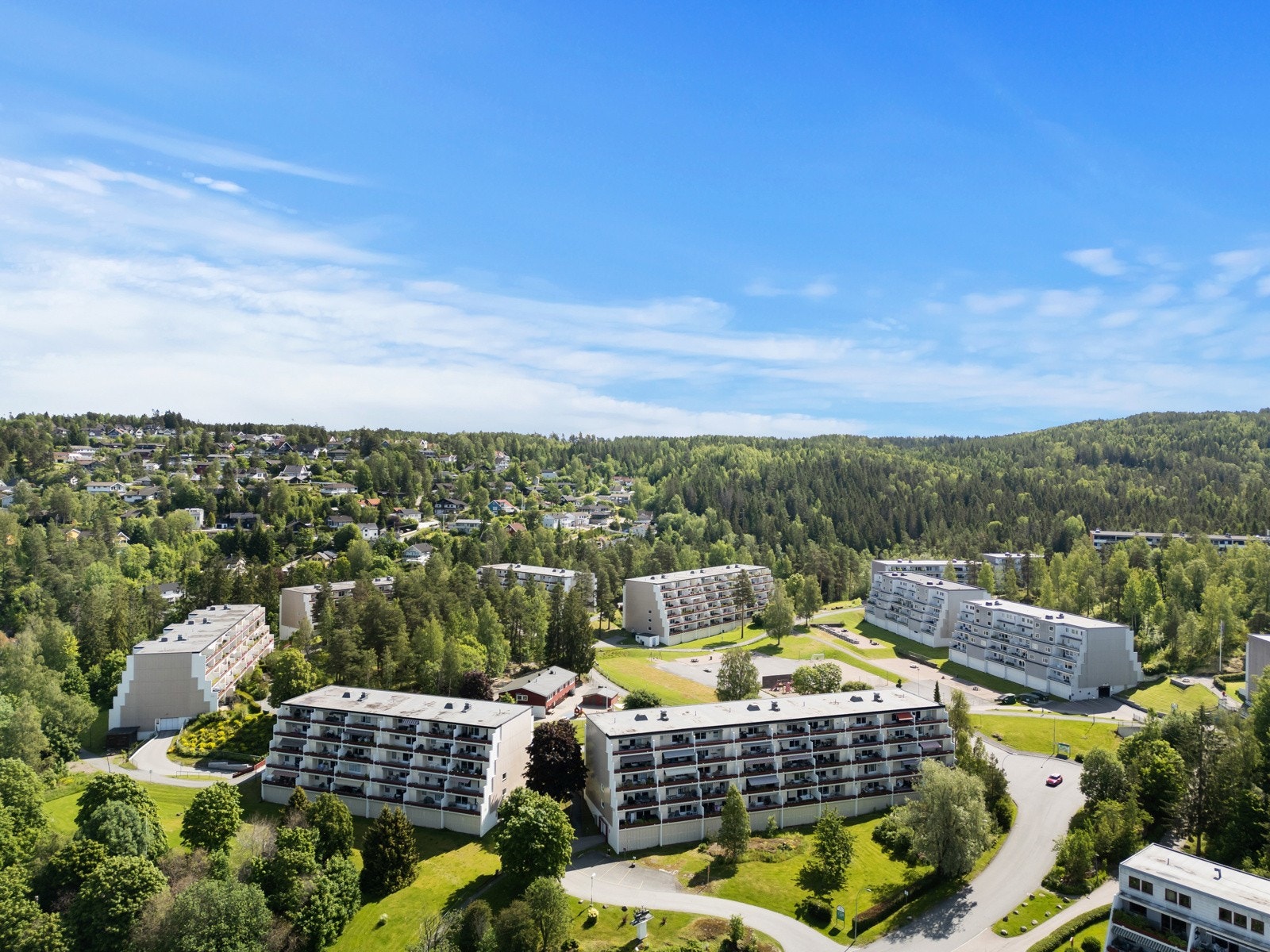 Leiligheten ligger i et populært og meget barnevennlig boligområde på Vestli i bydel Stovner i Oslo. Nærområdet har flere lekeplasser, og det er kun en kort rusletur til golfanlegget på Rommen. Galleribilde