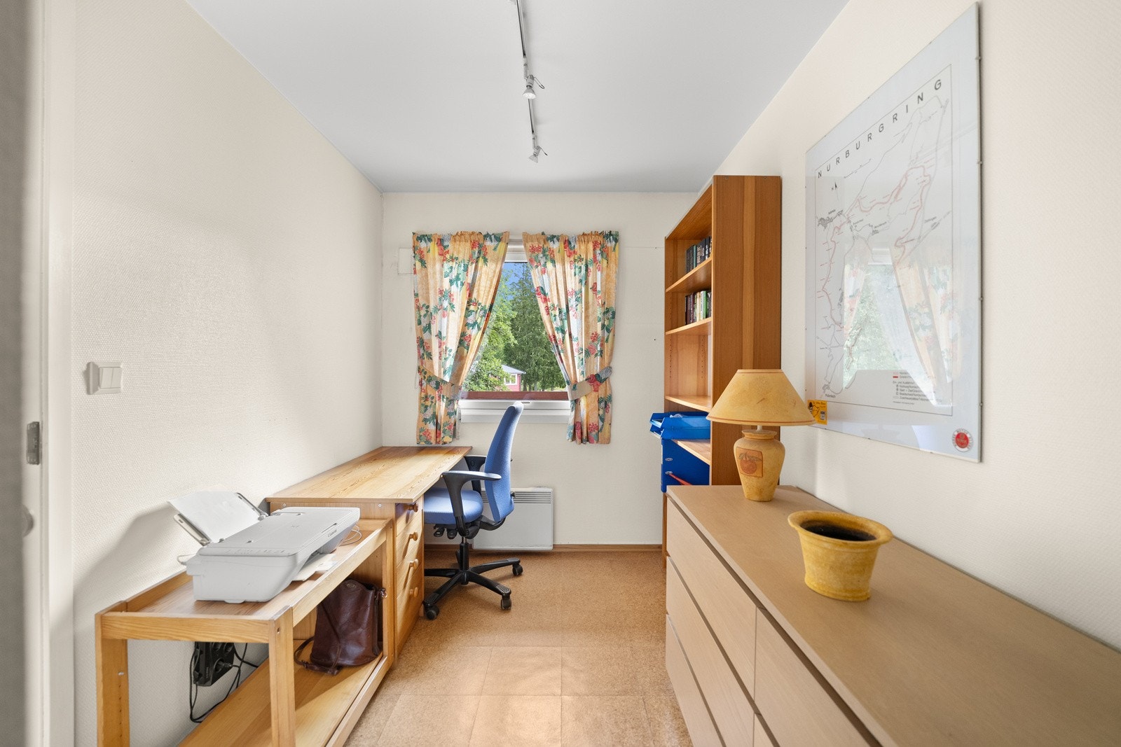 Et av soverommene ligger i suiteløsning med det ene badet, og rommet har et adskilt walk-in closet med hyller, skuffer og klesoppheng Galleribilde
