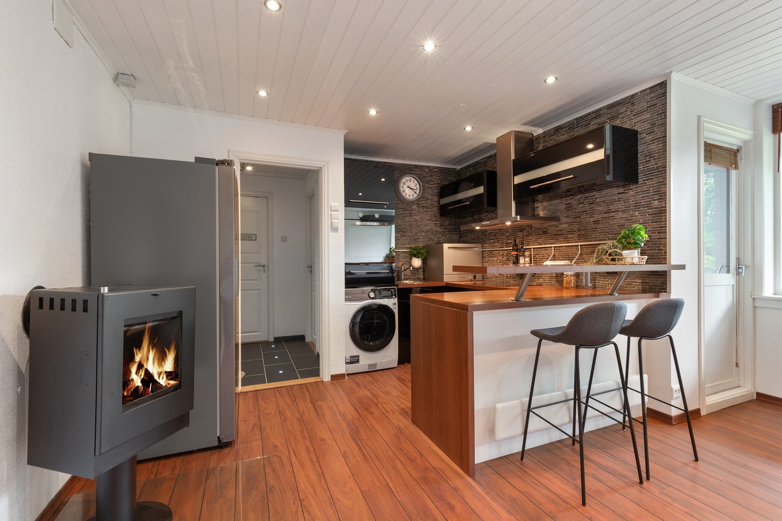Velkommen til Bøgata 44A - en lys og lettstelt 2-roms med terrasse og egen parkeringsplass med elbillader! Galleribilde