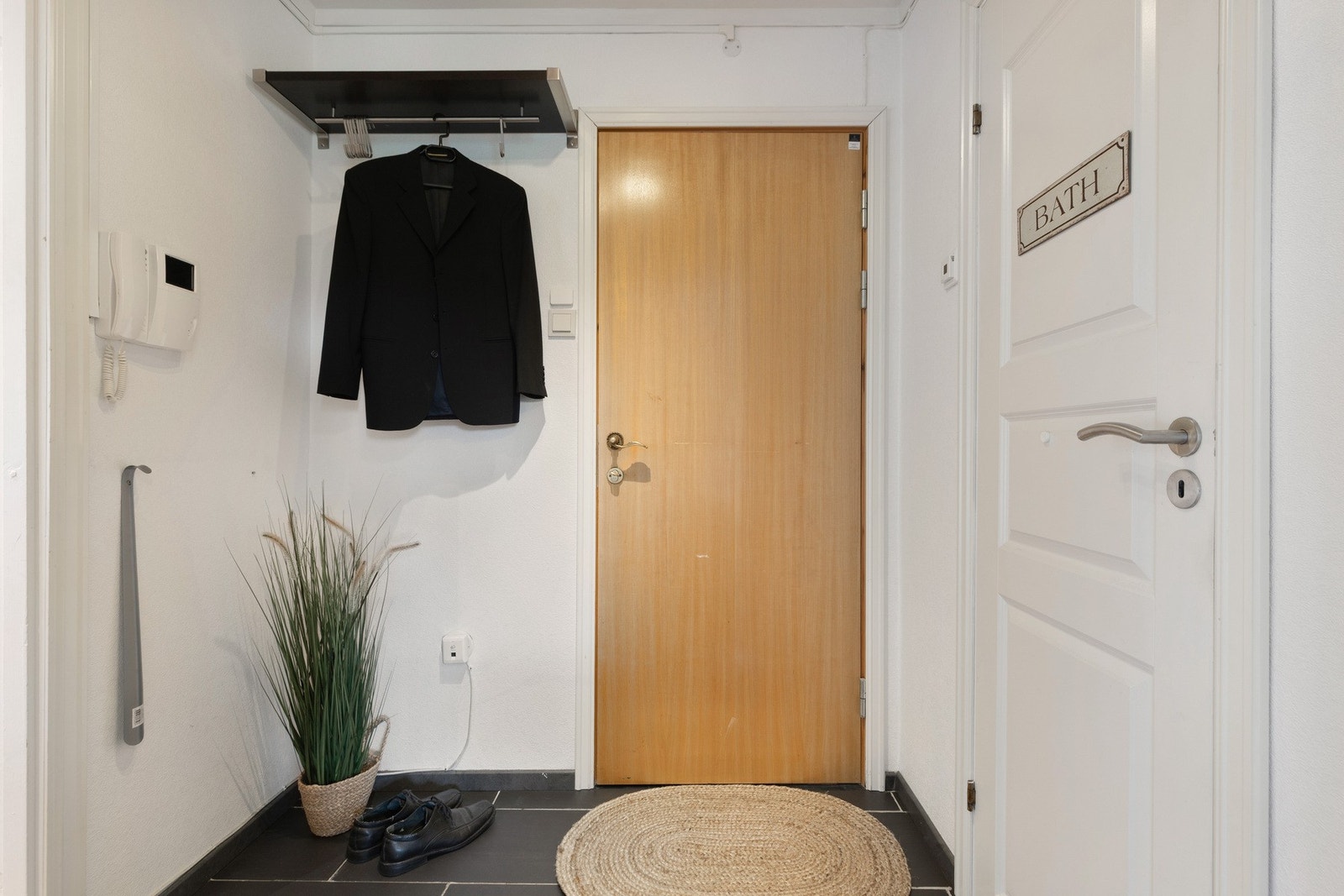 Praktisk gang med god plass til sko og yttertøy - en ryddig start på hverdagen. Galleribilde
