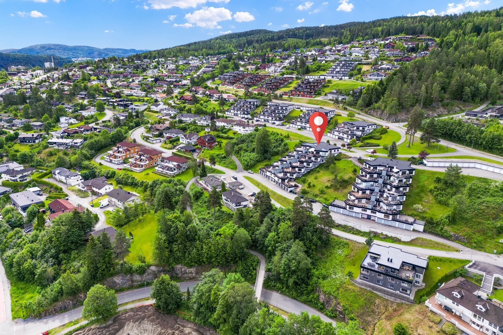 Fra leiligheten er det kun få minutters gange til matbutikk, bussholdeplass og idylliske Blekktjern. Galleribilde