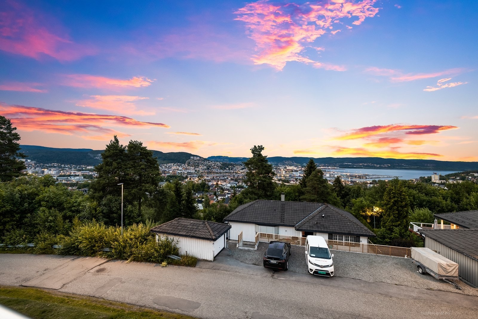 Terrassen er oppgradert/ pusset opp i 2018/ 2019 i regi av sameiet. Galleribilde