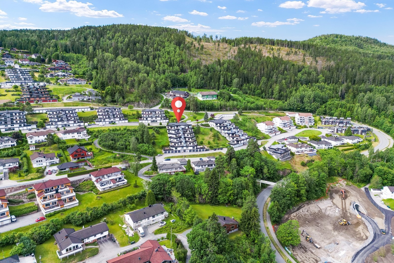 Området grenser direkte til fine turstier og lysløypenett i marka. Galleribilde