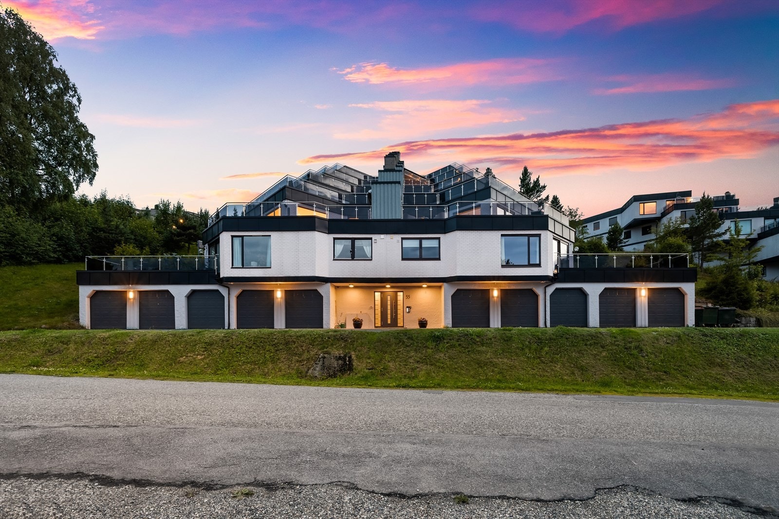 Stilren 4-roms med stor terrasse og fjordutsikt. Garasje med elbilader Galleribilde