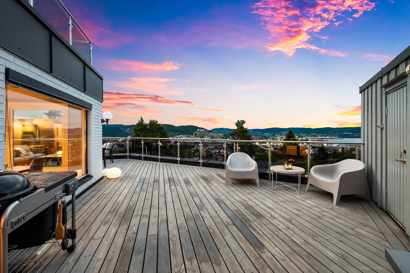 Leiligheten har en stor nordvest-vendt terrasse på ca 50 kvm. Galleribilde
