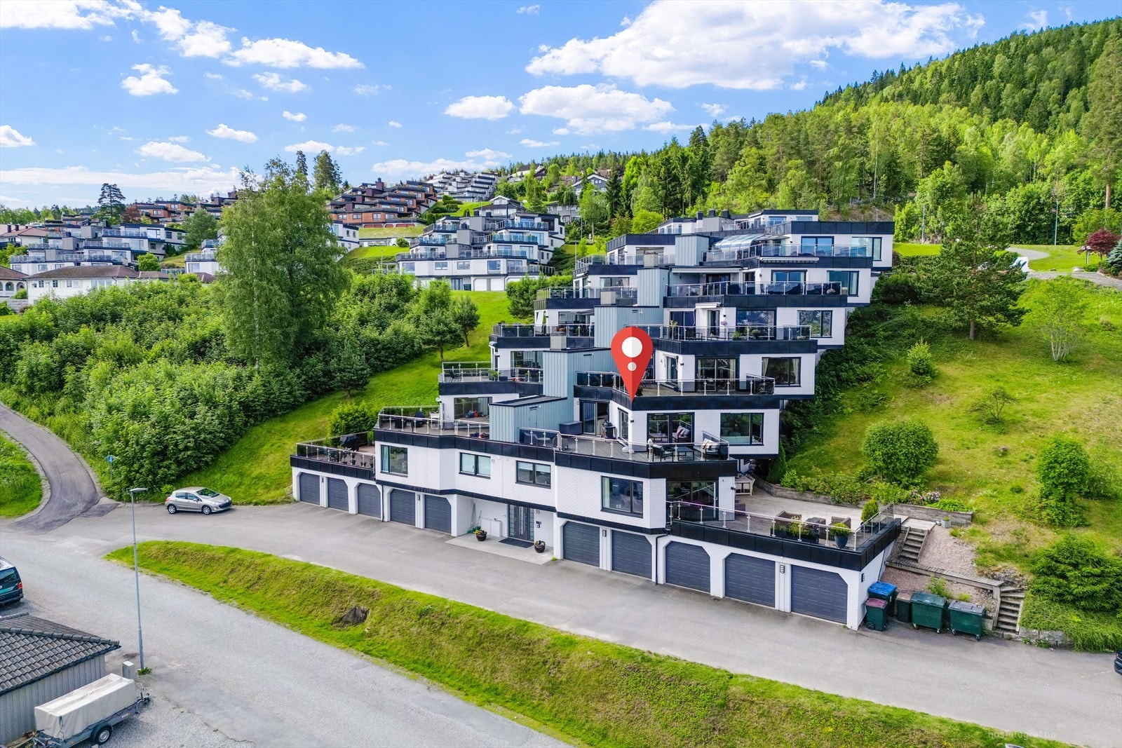Velkommen til Huldreveien 55 D, en romslig selveierleilighet på Austad Skog med flott utsikt over Drammen, Lier og fjorden. Galleribilde